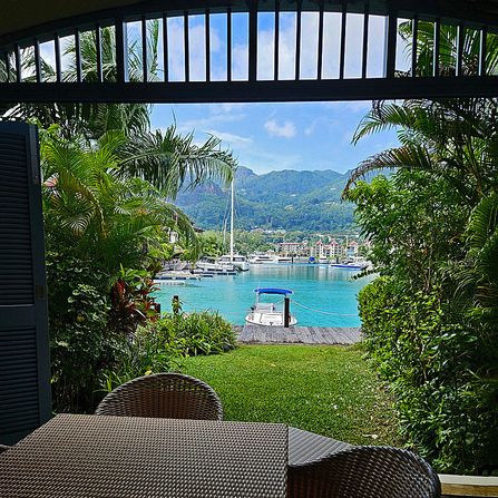 der Blick von unserer Terrasse auf eine der vielen Buchten von Eden-Island