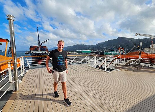 Felix bei seiner ersten Runde über's Deck