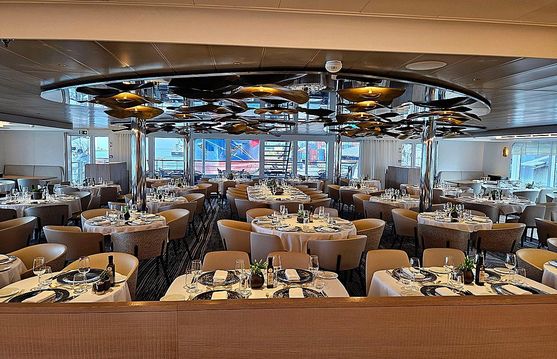 das Haupt-Restaurant innen