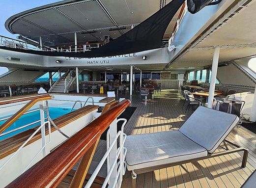 rund um den Pool fand man das Buffet-Restaurant sowie einige Plätze für Sonnenanbeter