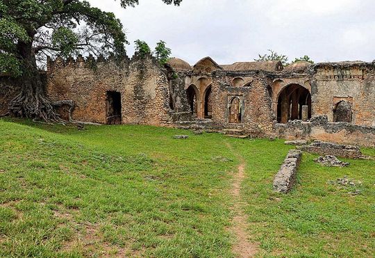 die Ruinen der Moschee in Kilwa Kisiwani