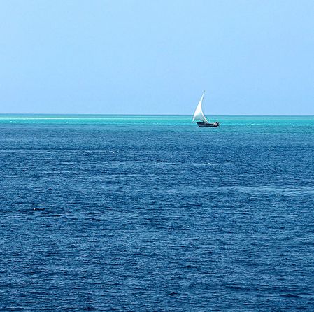 draussen auf dem Meer konnte man nun immer öfters die typisch afrikanischen Segelboote sehen
