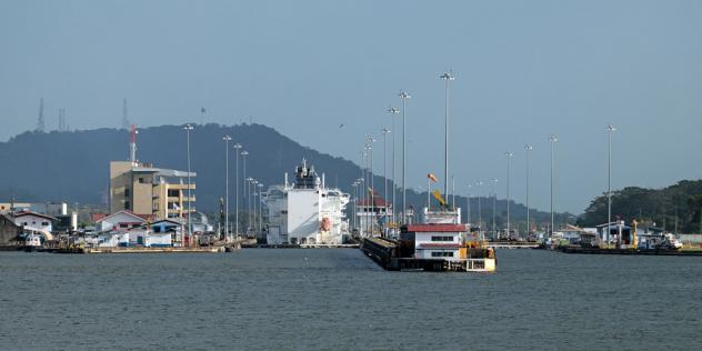 die Miraflores-Schleuse in Sicht (die südlichste, in Nähe von Panama-City)