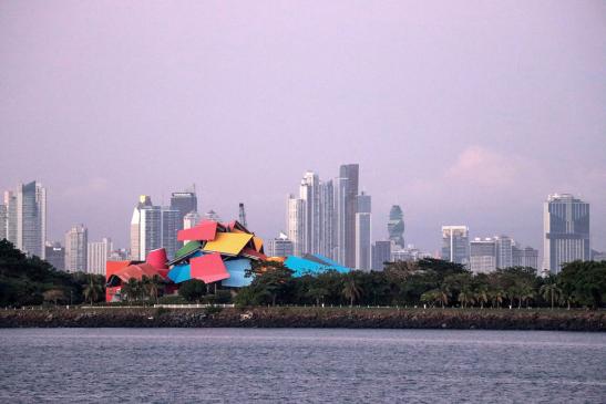 Panama City in der Abendstimmung mit dem berühmten Biomuseum (das bunte Teil) welches über die Geschichte Panams erzählt