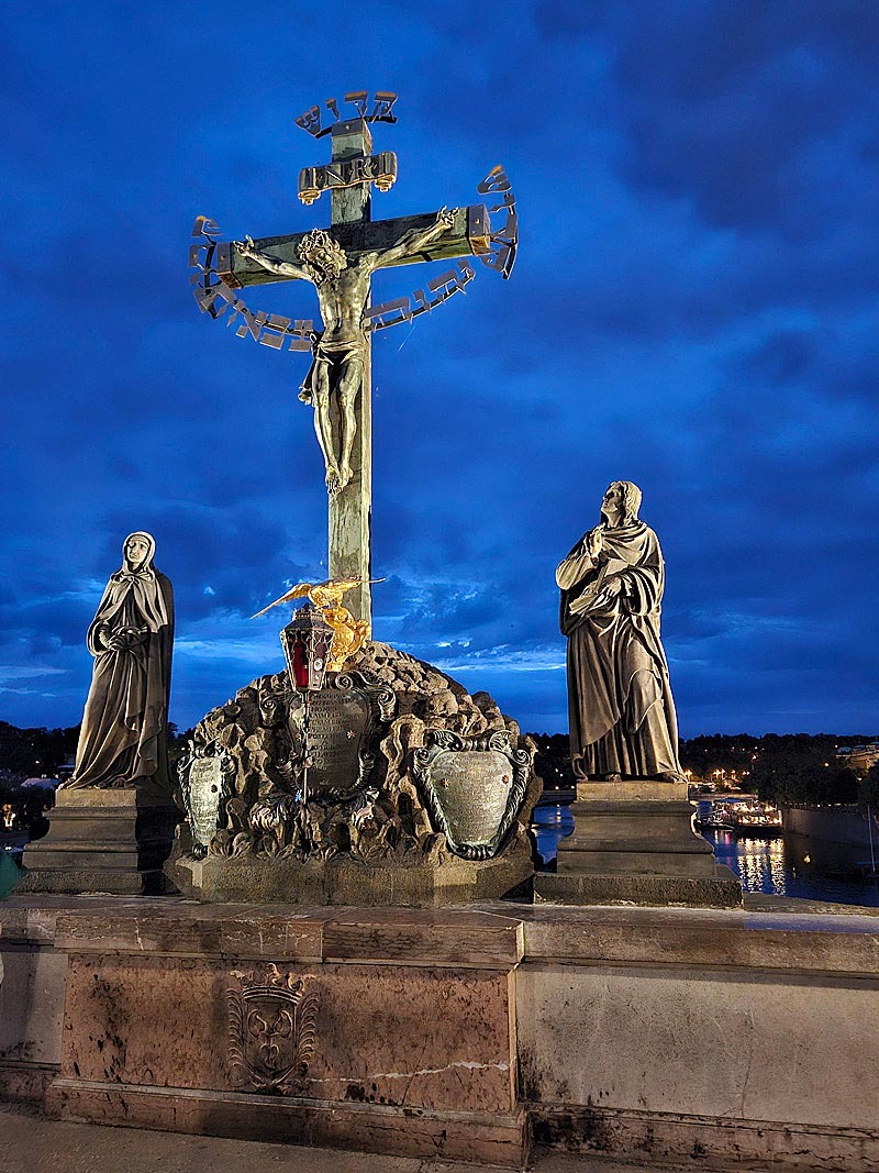 und man findet 'ne Menge Steinfiguren entlang der Brücke