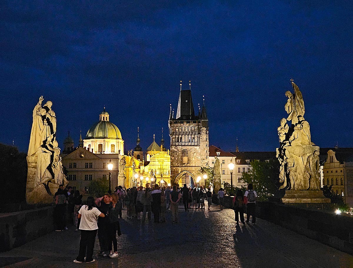 Karlsbrücke bei Nacht