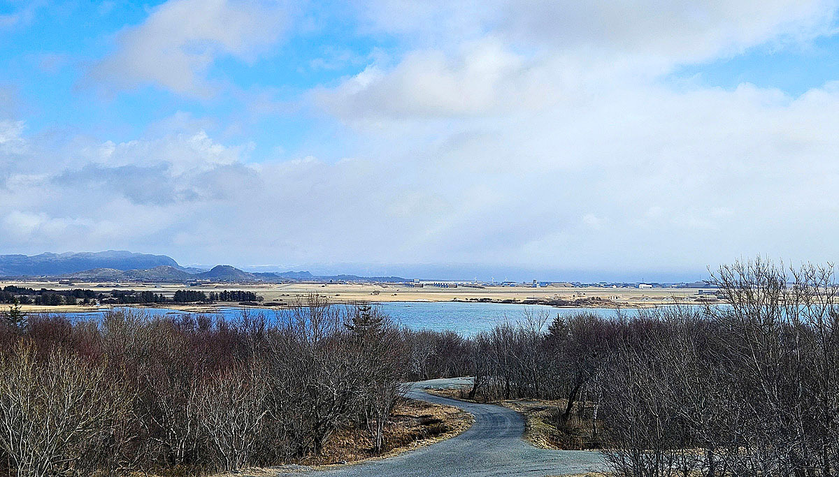 hier auf einem Aussichtshügel - all das flache Gelände was man sieht ist das Militärgelande von Ørland
