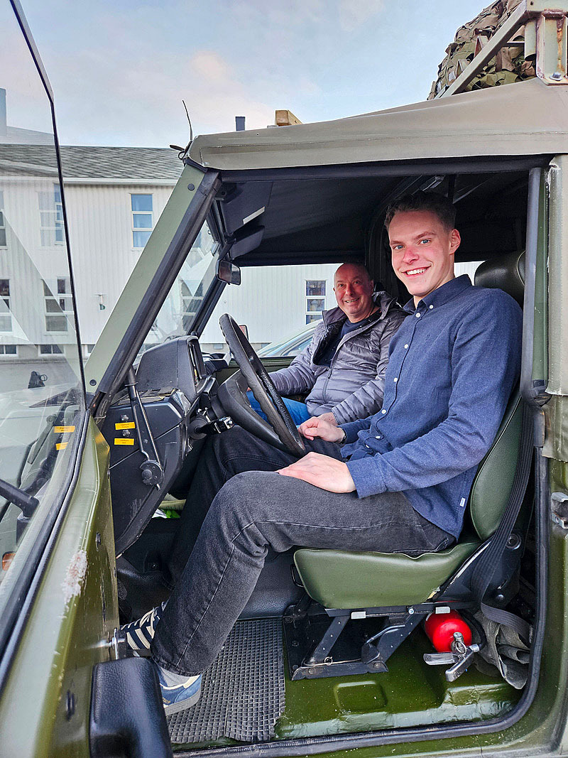 ....und man hat den Eindruck die werden nur noch von Panzertape zusammengehalten (grins), aber die Soldaten schwören auf diese Fahrzeuge und hegen und pflegen sie ganz dolle !