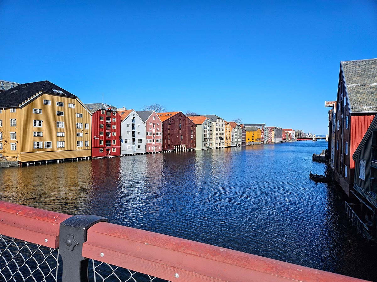 die berühmten Holzhäuser entlang des Nidelva