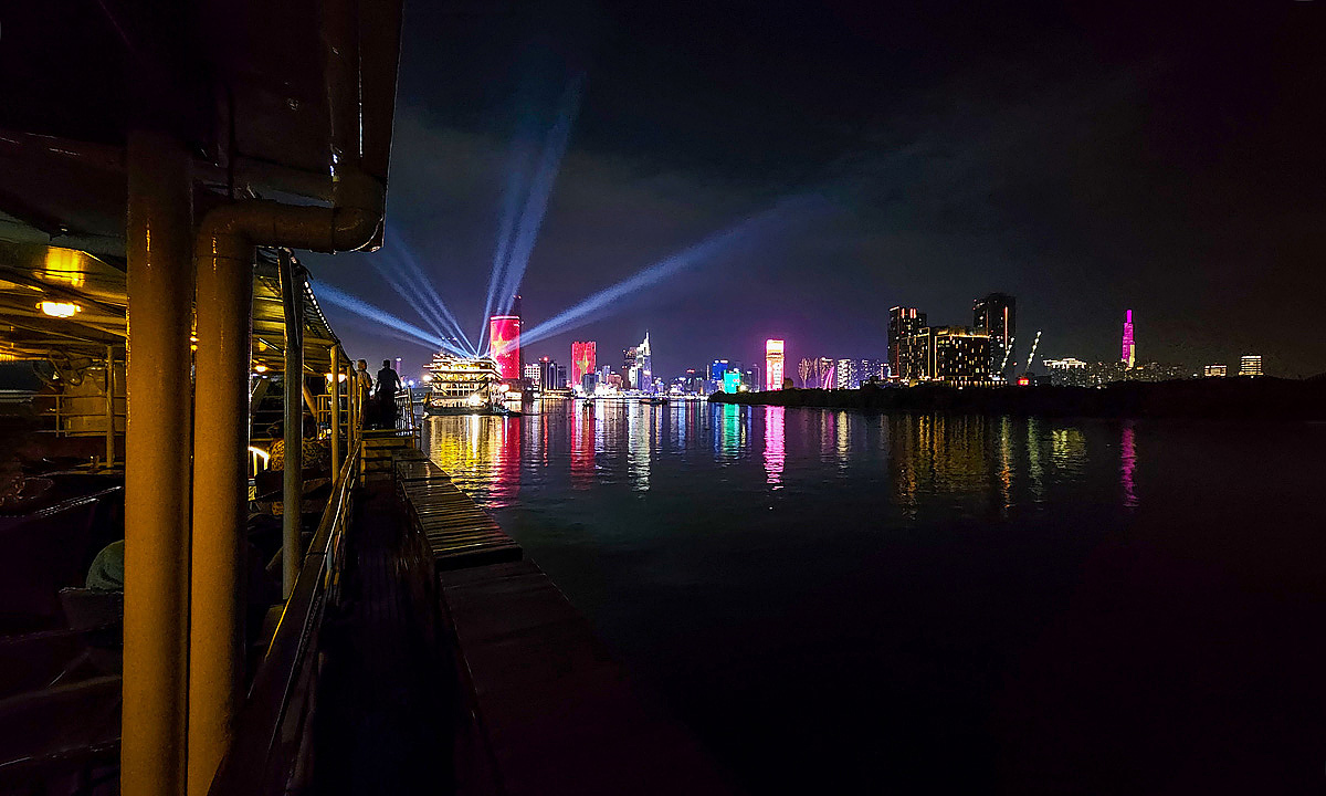 der Blick vom Schiff aus auf die Skyline Saigons