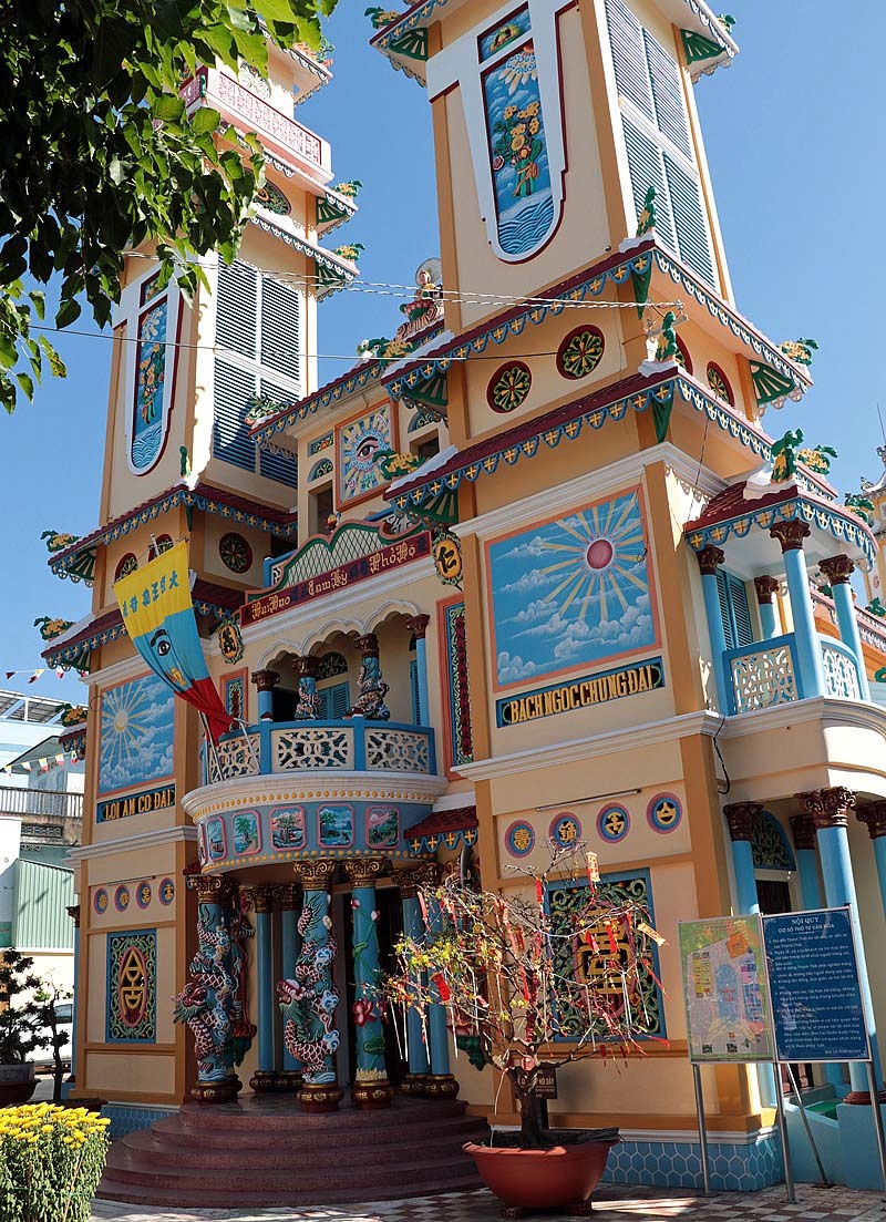 Cao Dai Tempel mit seinen fröhlichen Farben