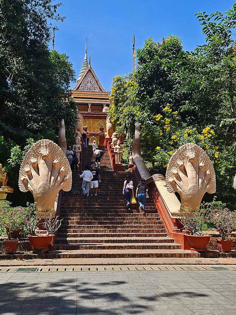 am Wat Phnom Tempel