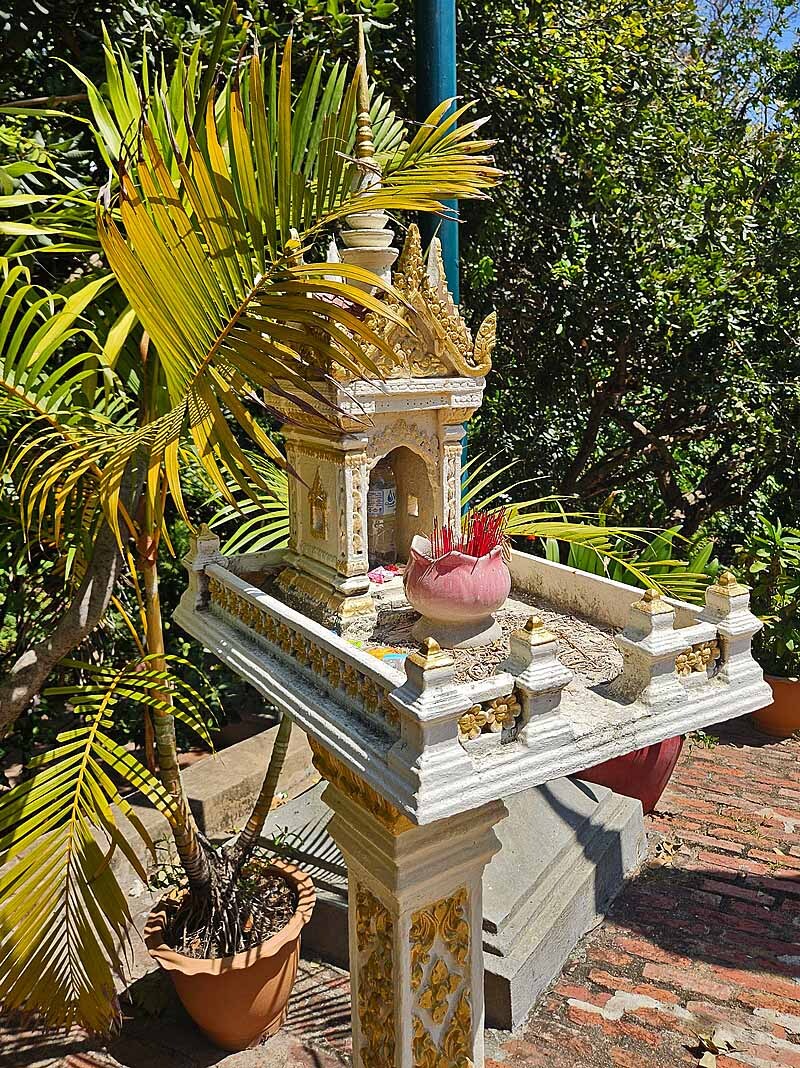 ein Geisterhäuschen am Wat Phnom Tempel