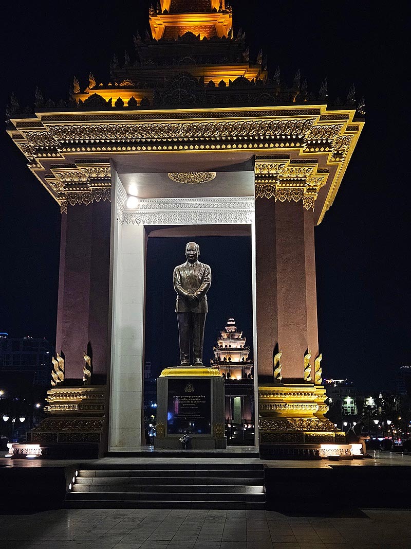 eine Stupa mit der Statue eines ehemaligen Königs