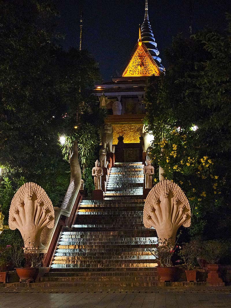 Wat Phnom Tempel bei Nacht