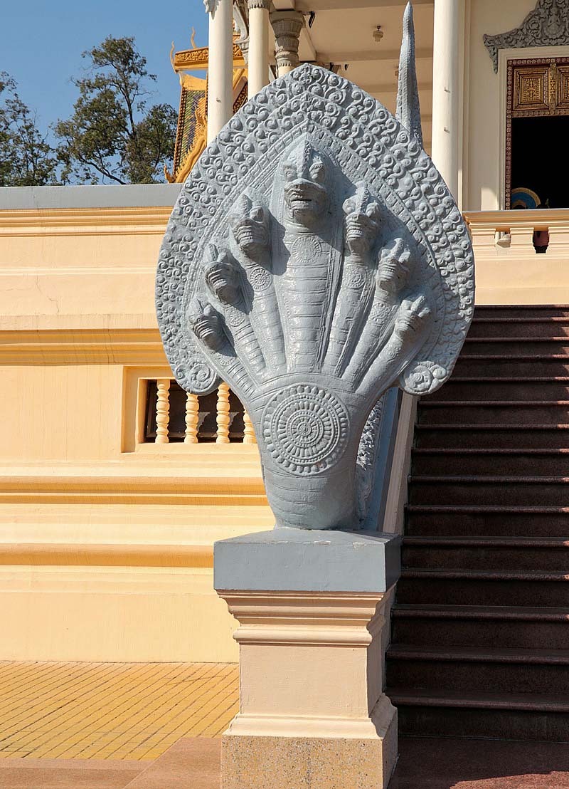eine Naga-Statue, diese mehrköpfigen Schlangen gelten als Schutzsymbol an Brücken, Tempeln, Treppen