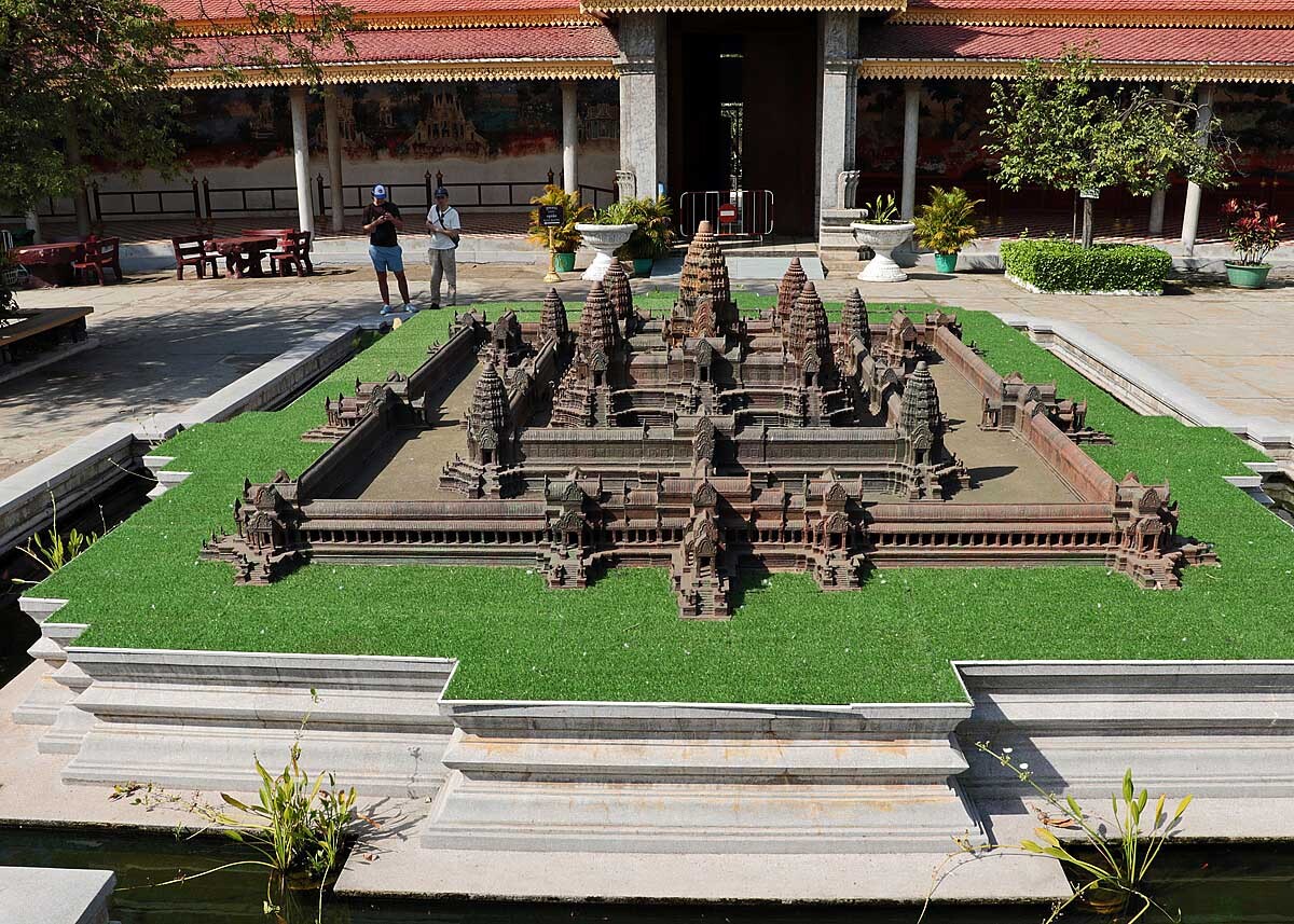 und hier gibt es auch eine Miniaturausgabe des Angkor Wat Tempels