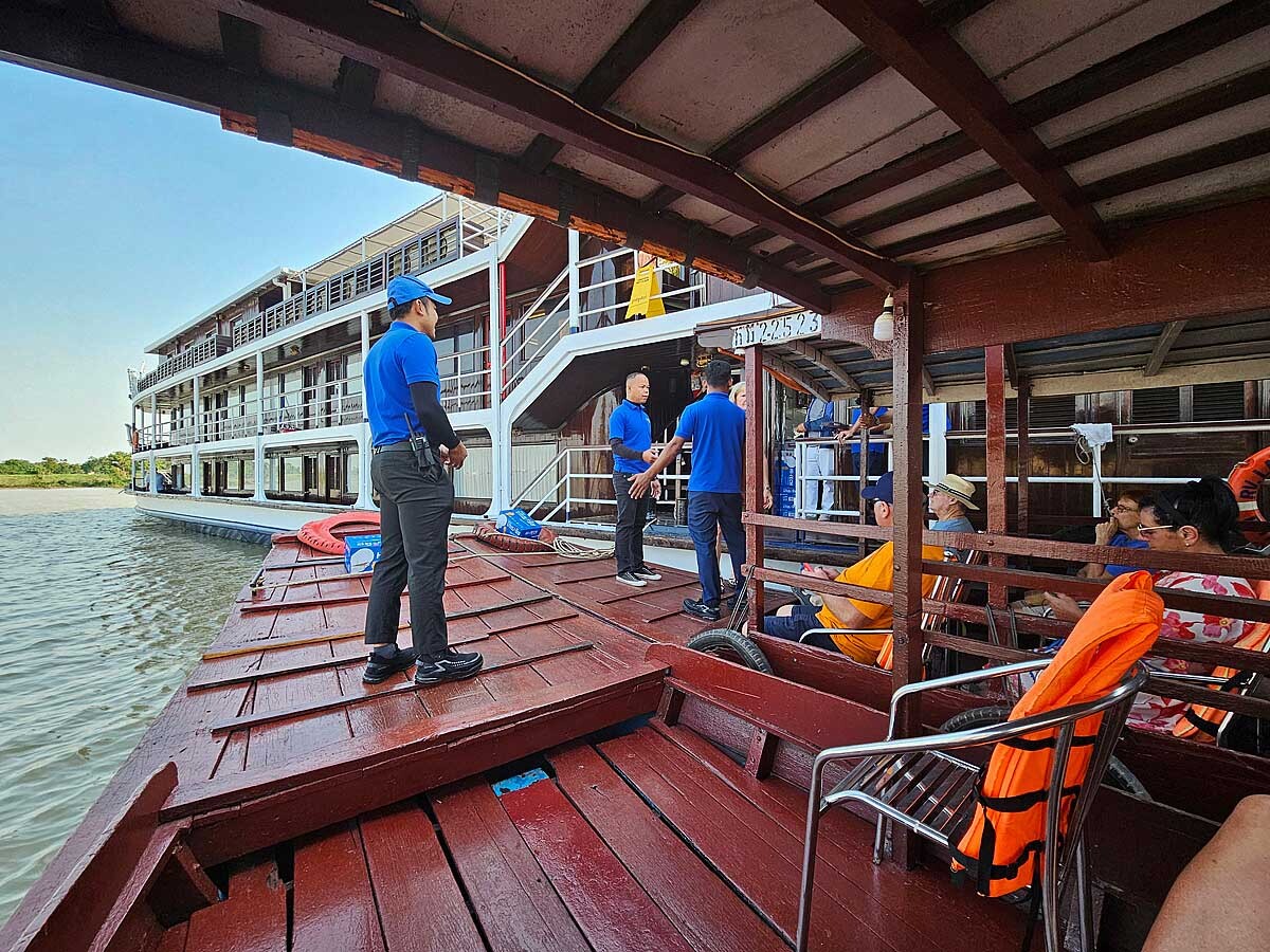 dann wieder Umsteigen in kleinere Boote.....