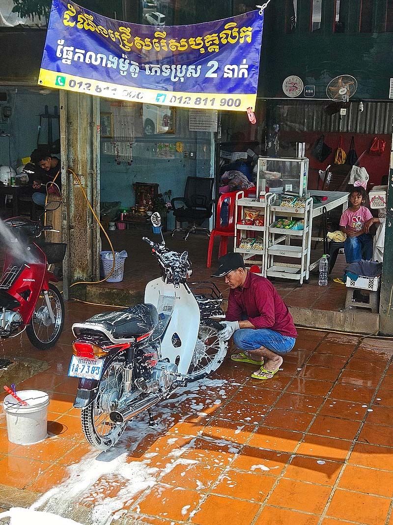 und was in Deutschland die Auto-Waschstrassen sind.....sind hier die Moped-Wäschereien, davon findet man auch nicht wenige
