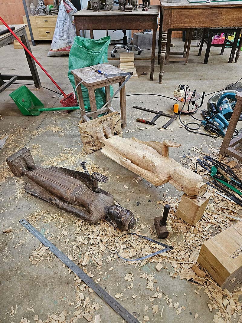 im "Les Artisans d'Angkor - Chantiers Ecoles" in Siem Reap wo wirklich begabte Leute arbeiten