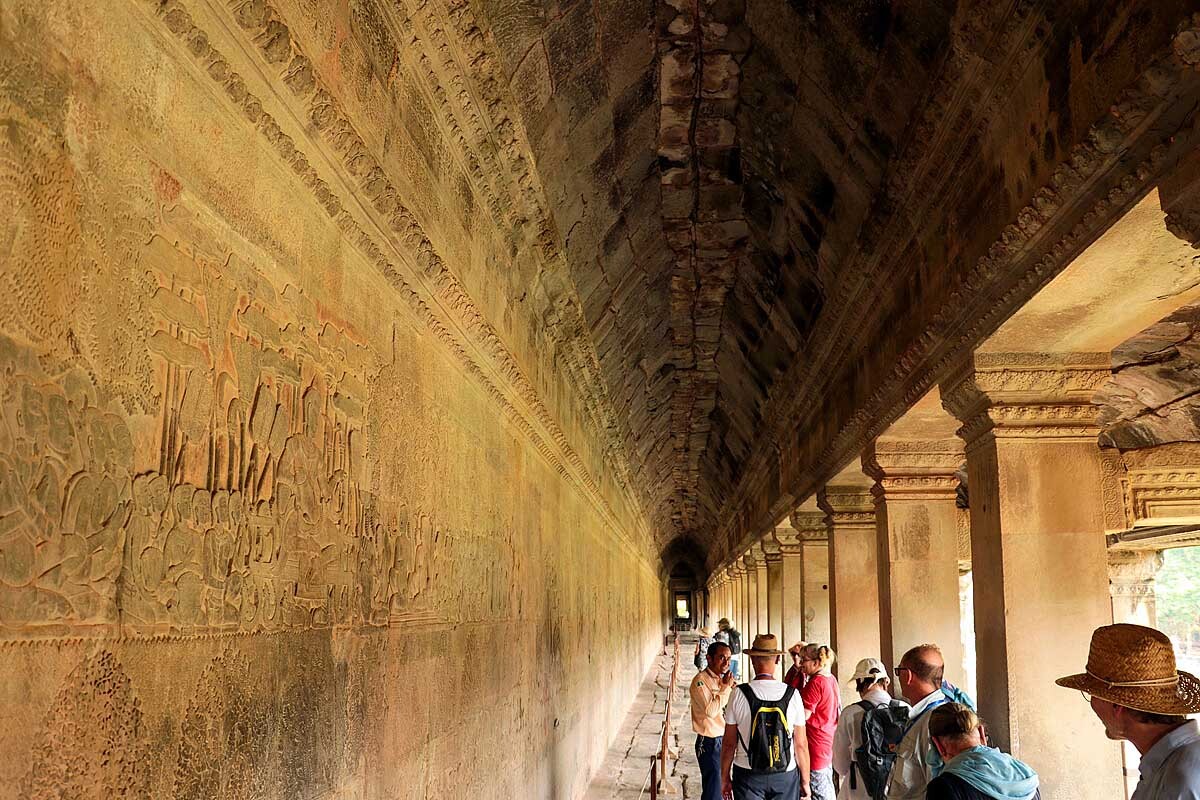 rund um den Tempel sind Galerien mit Reliefs