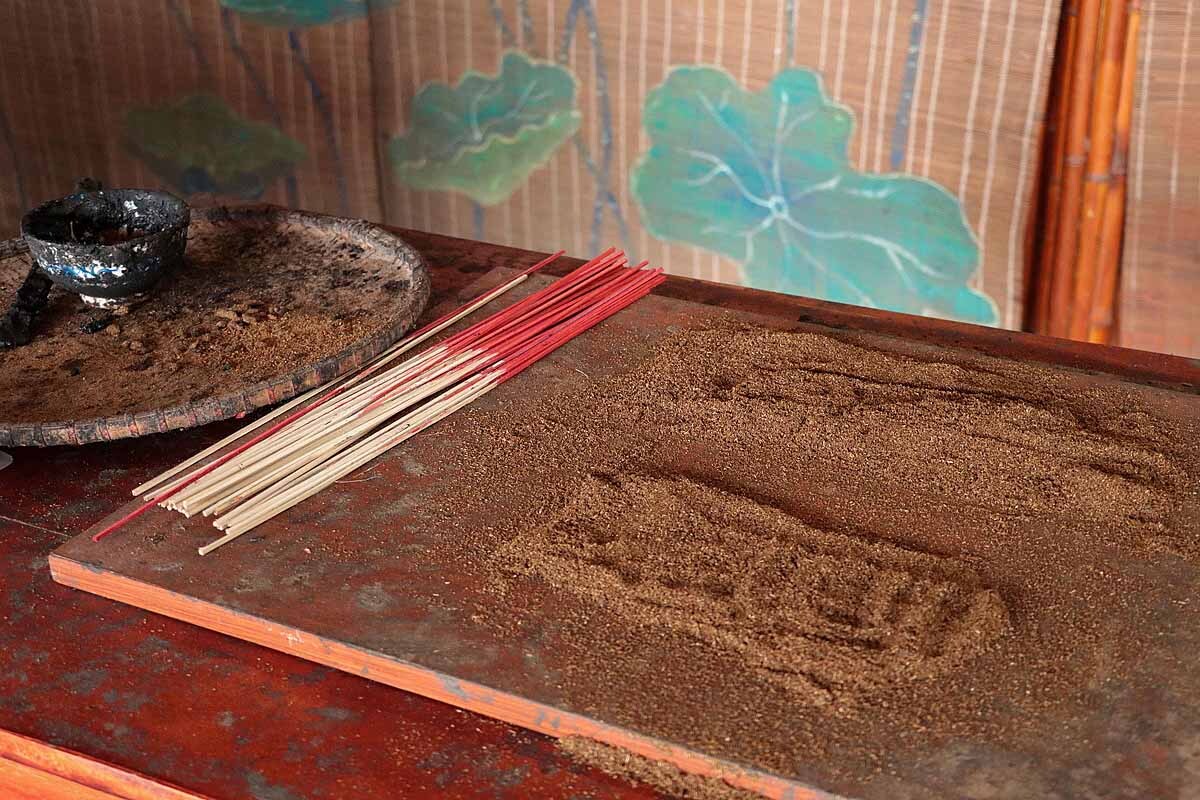 ist die Farbe getrocknet werden sie in eine Holz-Paste getaucht und erneut getrocknet