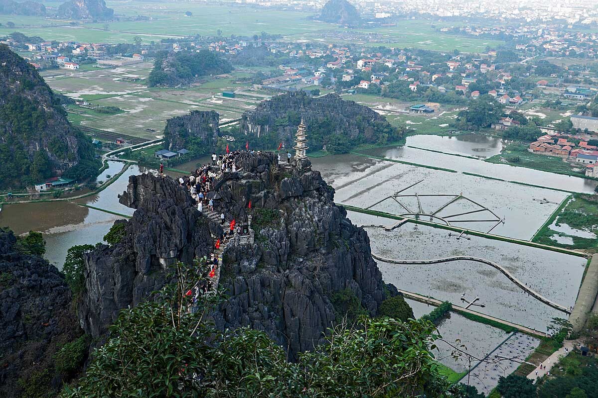 dann der Blick von oben auf den Gipfel mit der Pagode und die Lotusblütenfelder im Hintergrund