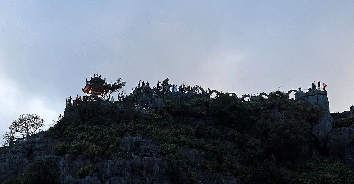 die Drachenstatue auf dem Gipfel