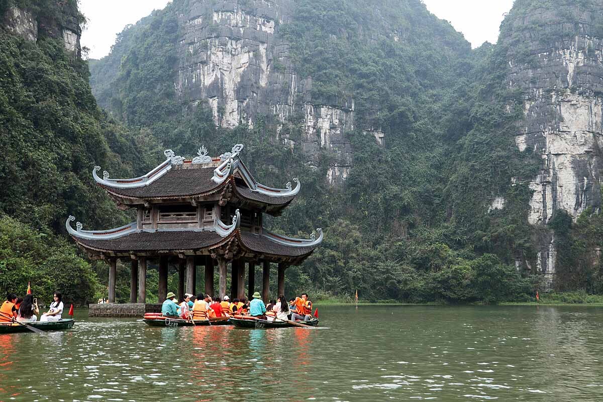 eine Pagode mitten im Fluss