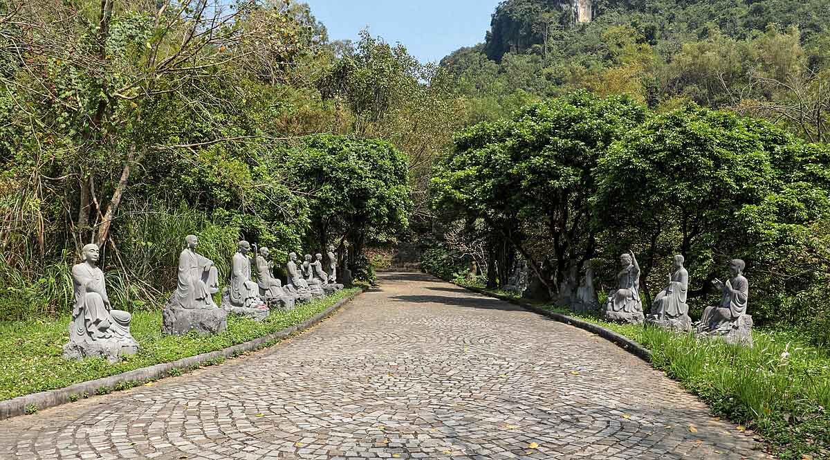 und das ist der Weg hoch zu den alten Pagoden von Bai Dinh, gesäumt mit vielen Arhat Statuen