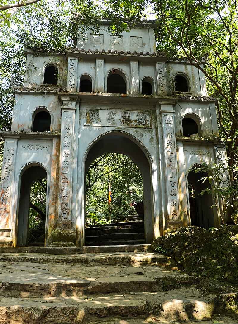 das alte Tor auf dem Weg hoch zur Pagode
