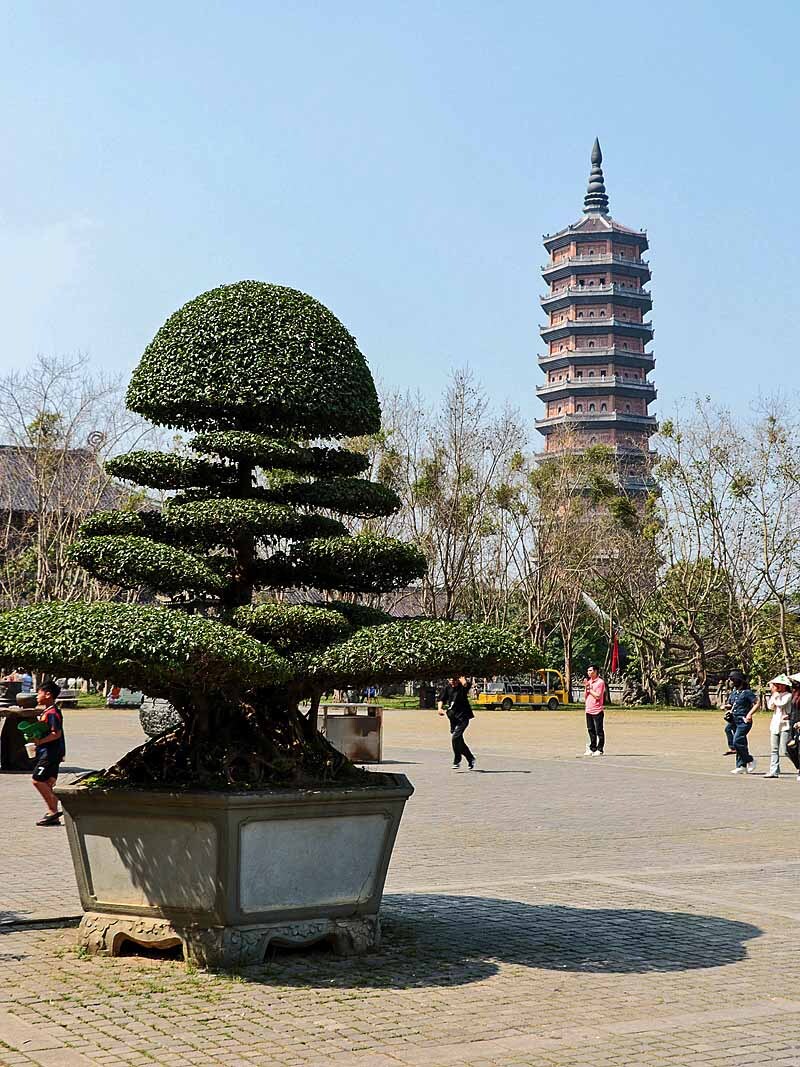 das ist der Bao Thap Stupa, den man bei der neueren Bai Dinh Pagode findet