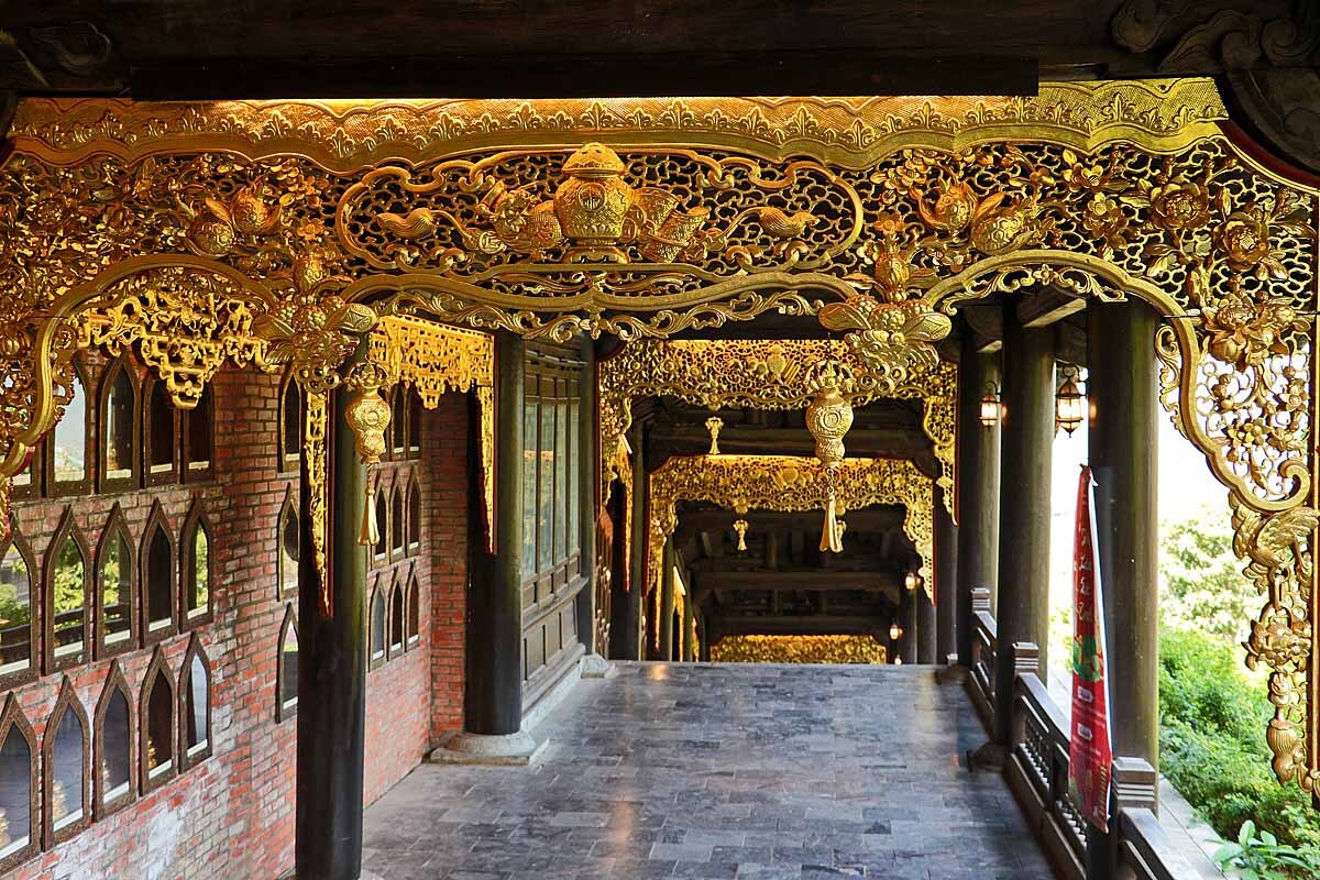 Treppenauf-/abgang zur Pagode mit nicht gerade wenig Goldverzierungen.....