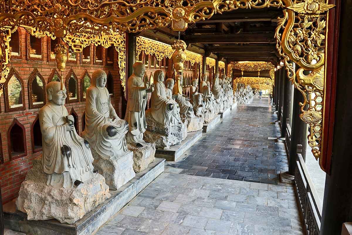 .....und unzähligen Arhat-Statuen die einem auf dem Weg nach unten/oben begleiten