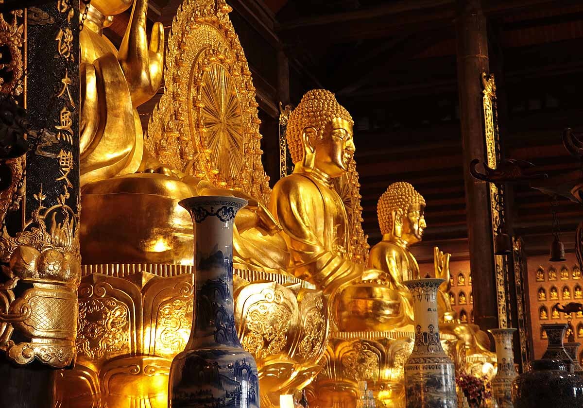 und dies sind die 3 riesigen vergoldeten Buddhas der Bai Dinh Pagode