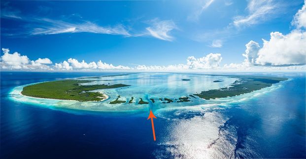 Aldabra-Atoll aus der Luft - der rote Pfeil zeigt auf so einen Kanal wo die Passagiere mit der Strömung schnorcheln konnten