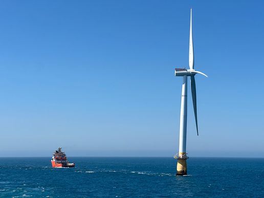 Felix bei der Arbeit (sie mussten in letzter Zeit Windmühlen von Schottland nach Norwegen schleppen)