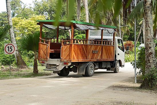 mit diesem Buss tuckerten wir über die Insel LaDigue