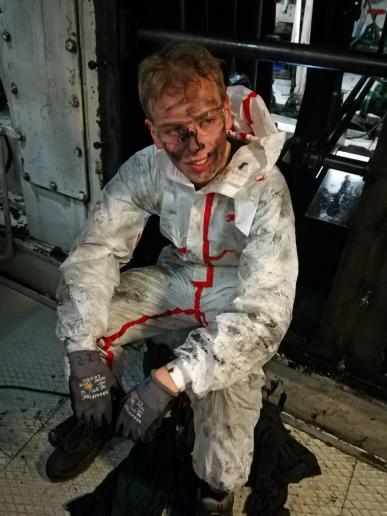 Felix beim Arbeiten im Maschinenraum (Schulschiff)