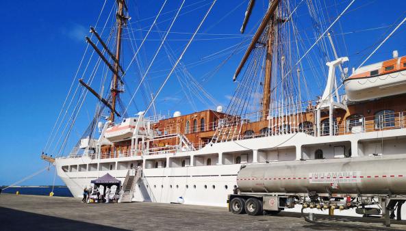 Der erste Blick auf das Schiff bei der Einschiffung