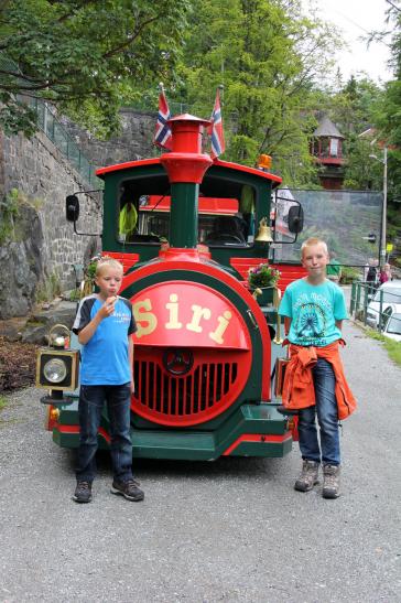 mit diesem kleinen Zug sind wir durch Bergen getuckert