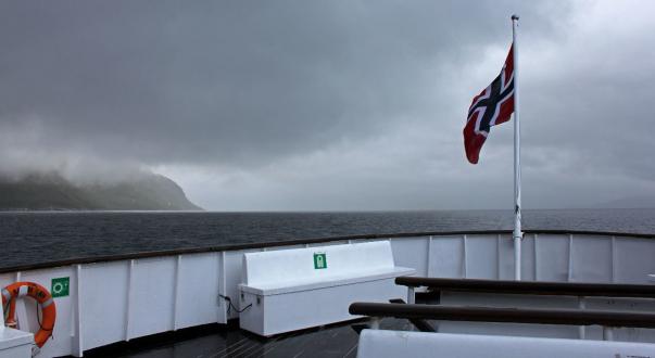 mal fuhren sie in graues und stürmisches Wetter....