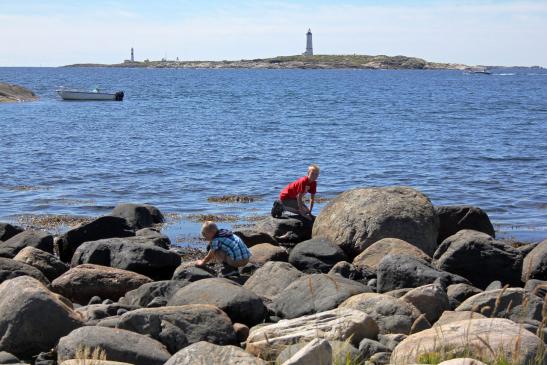 Spielen an Merdø's Küste......mit Arendals Leuchttürmen im Hintergrund