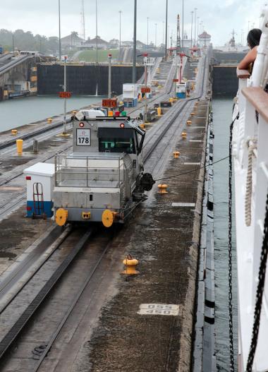 hier übrigens an der ersten Schleuse, der Gatun-Schleuse (also wenn man von Nord nach Süd fährt)